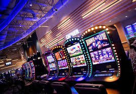 Antarmuka aplikasi mobile lucky72 menampilkan meja live-dealer dan menu navigasi